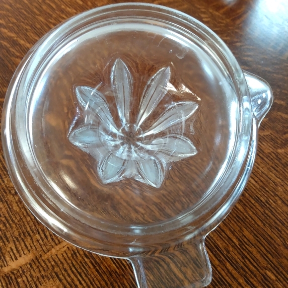 🍋 🍊 2 Vintage Plain Manual Glass Fruit Juicers Or Lemon Slice Servers x2 🍋 🍊 - Picture 3 of 10